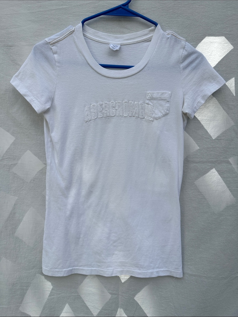 Abercrombie & Fitch White Short Sleeve Tee with Embroidered Logo Pocket